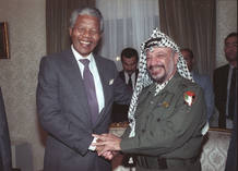 Nelson Mandela con el l&iacute;der palestino Yasser Arafat en 1990 en El Cairo.