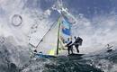 Los neocelandeses Peter Burling y Blair Tuke celebran al cruzar la l&iacute;nea de meta para ganar la plata en la clase 49er de vela en los Juegos Ol&iacute;mpicos de Londres 2012.