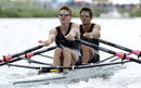 Los neozelandeses Peter Taylor y Storm Uru participan en la semifinal de dobles de scull ligero de los Juegos Ol&iacute;mpicos 2012 de Londres, en Dorney, Reino Unido.