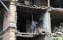 Un nepal&iacute; limpia los escombros de su casa en Bhaktapur, 12km al sureste de la capital, Katmand&uacute;