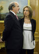 El ministro Solbes charla con la ministra de Defensa, Carme Chac&oacute;n, tras tomar posesi&oacute;n en abril de 2008.