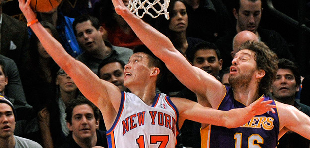 El base Jeremy Lin, ante la defensa de Pau Gasol.