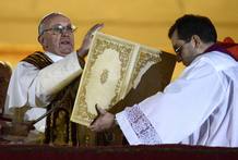Francisco I lee su primera oración como papa desde el balcón del Vaticano en el que ha sido presentado al pueblo
