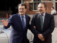 Solbes, junto a Romano Prodi, tras ser elegido comisario europeo de Econom&iacute;a en 1999.