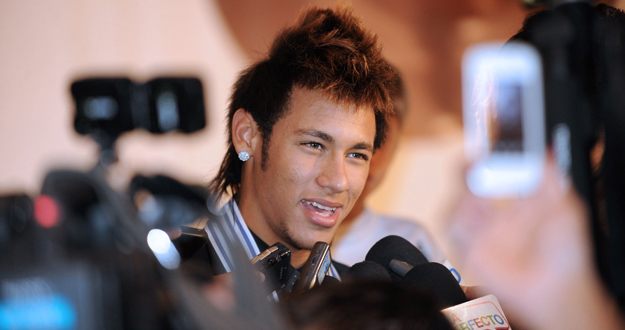 Neymar atiende a la prensa