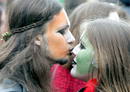 Dos participantes en el desfile con motivo del d&iacute;a de San Patricio se besan en una calle de Mosc&uacute;