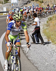 Nibali atacando en la subida a Sierra Nevada Nibali atacando en la subida a Sierra Nevada