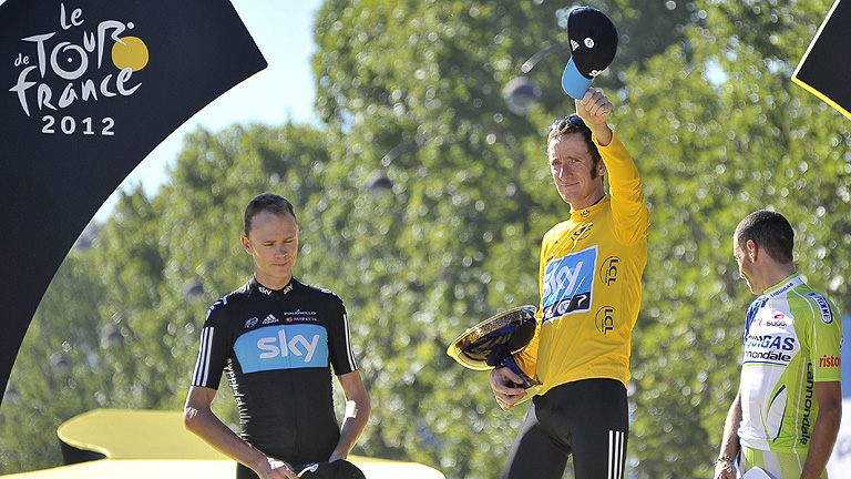 Nibali y Froome escoltan a Wiggins en el podio