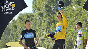 Ver v&iacute;deo  'Nibali y Froome escoltan a Wiggins en el podio'