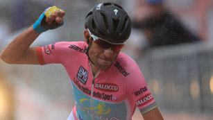 Nibali gana la cronoescalada y da un paso decisivo para ganar el Giro Nibali gana la cronoescalada y da un paso decisivo para ganar el Giro