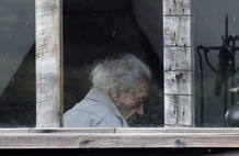 Nicanor Parra en su casa de la localidad costera de Las Cruces (Chile), el día que su nieto recogía el Premio Cervantes Nicanor Parra en su casa de la localidad costera de Las Cruces (Chile), el día que su nieto recogía el Premio Cervantes
