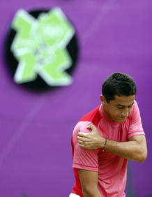 Nicol&aacute;s Almagro, con molestias en su hombro, durante el partido de cuartos de final contra Andy Murray en Londres2012