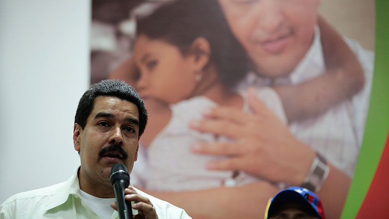 Nicol&aacute;s Maduro: "Ch&aacute;vez se somete a tratamientos complejos y duros"
