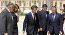 El presidente franc&eacute;s, Nicolas Sarkozy, y la primera dama, Carla Bruni, llegan al Palacio de Versalles donde se va a celebrar un discurso especial ante las c&aacute;maras del Parlamento.