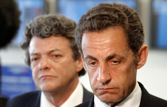 Nicol�s Sarkozy visita a los familiares de las v�ctimas del Airbus de Air France