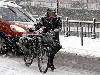 Ver v&iacute;deo  'La nieve colapsa Par&iacute;s en el peor temporal en dos d&eacute;cadas'