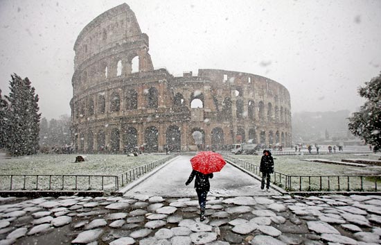 La nieve cubre de blanco la ciudad de Roma