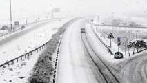 Ir al Video&nbsp;La nieve deja atrapados a 60 camiones en la A-23 y complica el tr&aacute;fico en otras cuatro carreteras principales