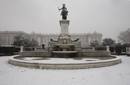 La estatua de Felipe IV en la Plaza de Oriente, con el Palacio Real al fondo, totalmente nevada.