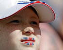 Una ni&ntilde;a con los labios pintados con los colores de la bandera brit&aacute;nica, anima a su compatriota Larry Godfrey durante la competici&oacute;n de tiro con arco, de los Juegos Ol&iacute;mpicos de Londres 2012.