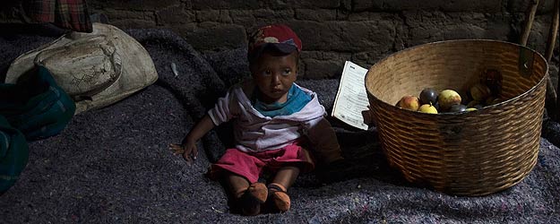 Ni&ntilde;a guatemalteca malnutrida