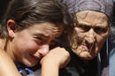 Una ni&ntilde;a y una anciana dejan la ciudad de Gori, en Georgia, pa&iacute;s que acusa a Rusia de no abandonar la ciudad a pesar del alto el fuego.
