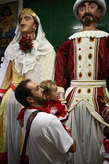 ni&ntilde;a mirando a gigantes de Pamplona