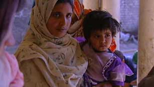 Ver vídeo  'Una niña paquistaní muere después de que sus padres le arrojen ácido en la cara'