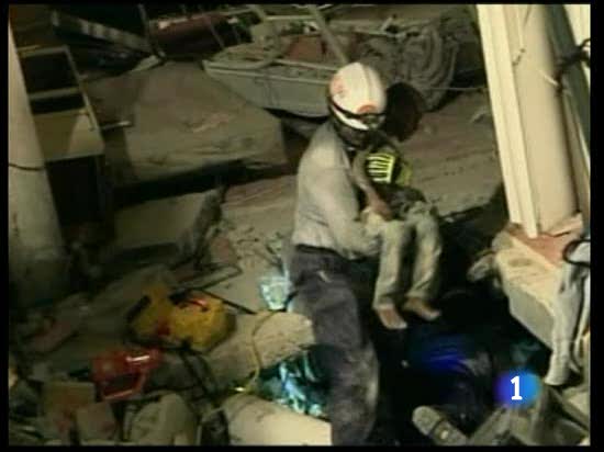 A la ni&ntilde;a que no pudieron rescatar los bomberos espa&ntilde;oles la han rescatado unos canadienses 