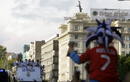 Un ni&ntilde;o, con la camiseta roja de Ronaldo, espera a sus &iacute;dolos camino de la madrile&ntilde;a plaza de la Cibeles