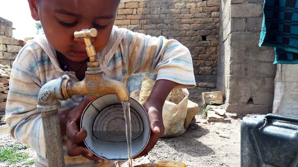 Un niño coge agua en la ciudad de Wukro, Etiopía Un niño coge agua en la ciudad de Wukro, Etiopía