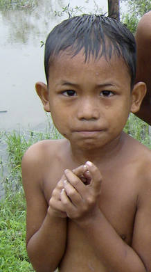 Ni&ntilde;o de Myanmar tras el Nargis