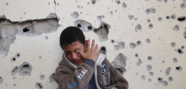 Un niño palestino llora junto a su casa, dañada por un ataque aéreo en Beit Lahia, norte de Gaza Un niño palestino llora junto a su casa, dañada por un ataque aéreo en Beit Lahia, norte de Gaza