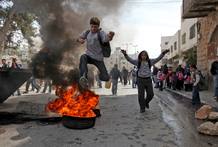 Un niño palestino salta sobre un neumático en llamas durante una nueva jornada de enfrentamientos en la ciudad cisjordana de Hebrón. Un niño palestino salta sobre un neumático en llamas durante una nueva jornada de enfrentamientos en la ciudad cisjordana de Hebrón.