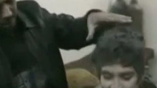 Ver v&iacute;deo  'Un ni&ntilde;o, rescatado de entre los escombros tras un bombardeo en la ciudad siria de Homs'