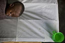 Un ni&ntilde;o sufriendo por el c&oacute;lera yace en una cama en el centro Don Bosco en Goma, al este del Congo