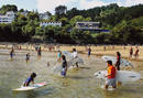Ni&ntilde;os aprendiendo a hacer surf en Mundaka