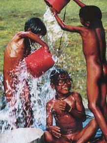 Ni&ntilde;os ase&aacute;ndose en Vietnam