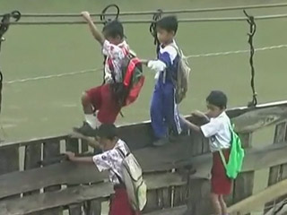 Ni�os indonesios arriesgan su vida cada d�a para ir al colegio