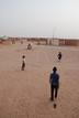 Ni&ntilde;os jugando al f&uacute;tbol en en el Sahara