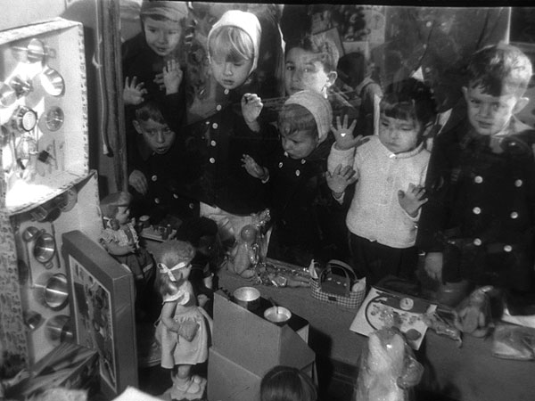 Ni&ntilde;os mirando escaparate de juguetes. 1959