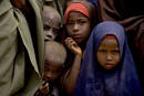 Ni&ntilde;os somal&iacute;es esperan para inscribirse y poder recibir alimentos y otras ayudas en el campo de refugiados de Dagahale, cerca de la frontera entre Kenia y Somalia.