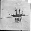 Un miembro de la expedici&oacute;n deja atr&aacute;s el nav&iacute;o Fram, situado al borde del hielo de la Bah&iacute;a de las Ballenas, en el que llegaron a la Ant&aacute;rtida en Diciembre de 1911