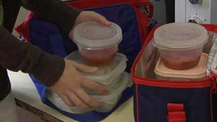 Ver v&iacute;deo  'No en todas las comunidades est&aacute; permitido llevar tartera para llevar comida al colegio'