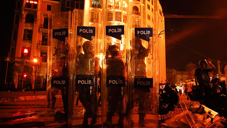 Taksim amanece sin manifestantes tras una noche de enfrentamientos 