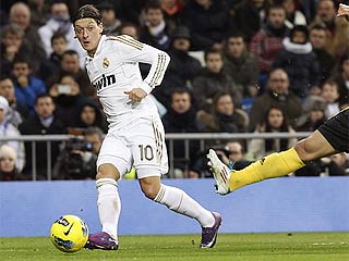 Ver v&iacute;deo  'Una noche feliz para &Ouml;zil en el Bernab&eacute;u'