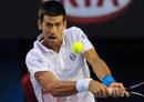 Novak Djokovic devuelve una bola a Rafa Nadal con su rev&eacute;s a dos manos