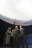 Los Reyes, don Juan Carlos y do&ntilde;a Sof&iacute;a, junto al alcalde de Madrid, Alberto Ruiz-Gallard&oacute;n (d), y la vicepresidenta primera del Gobierno, Mar&iacute;a Teresa Fern&aacute;ndez de la Vega (3d), leen los nombres inscritos en la c&uacute;pula del monumento.