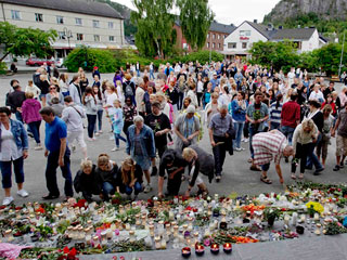 Ver v&iacute;deo  'Noruega rinde homenaje a las v&iacute;ctimas del doble atentado en Oslo y Utoya'