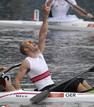 El noruego Eirik Veras Larsen celebra despu&eacute;s de terminar primero en la final de kayak individual masculino K1-1000 en los Juegos.